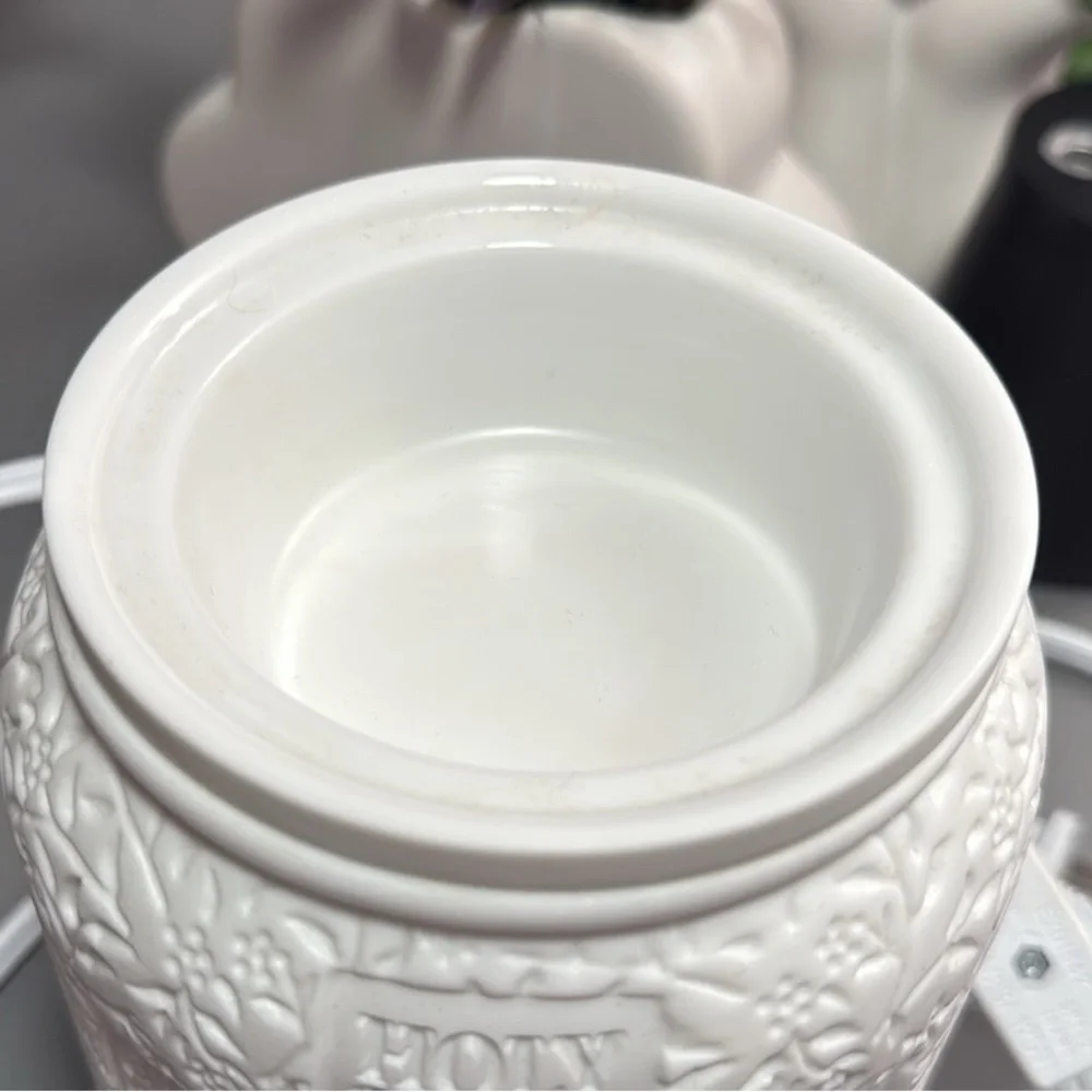 White Scentsy Wax Warmer - Picture 2 of 3